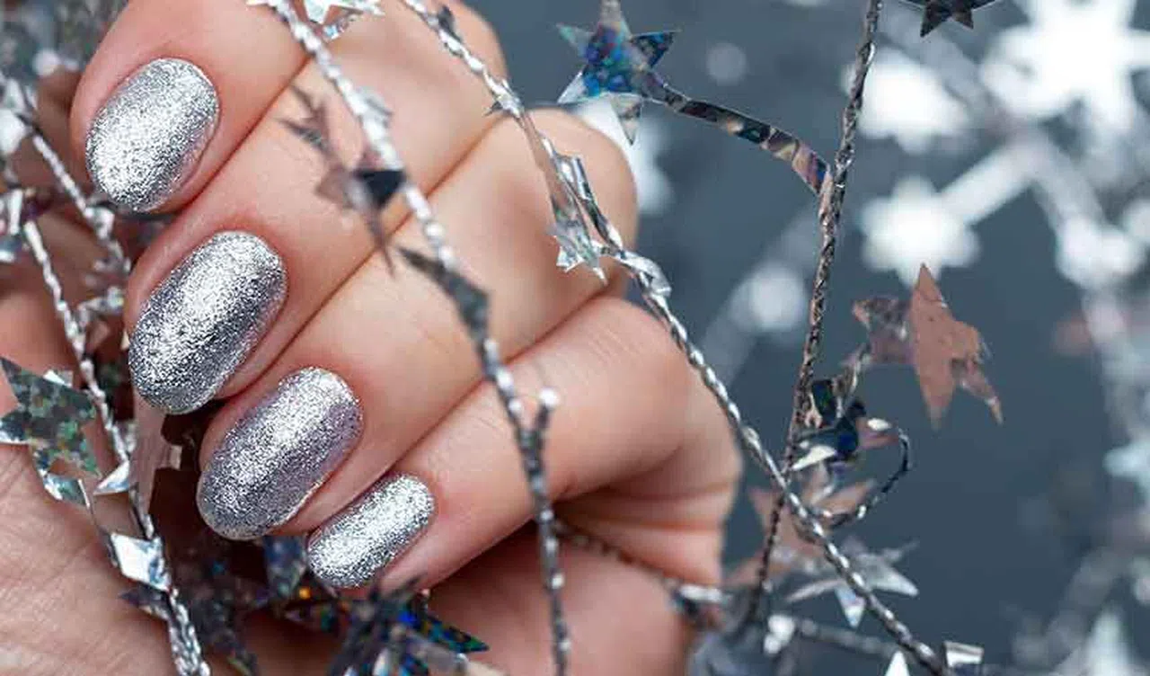 Pratik ve Hızlı, 1 Dakikada Simli Oje Yapımı