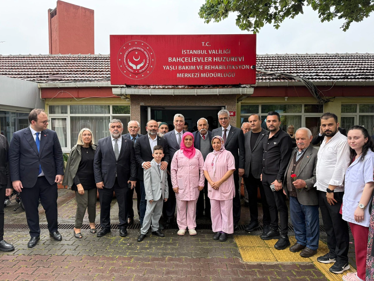 Kemal Memişoğlu ve Ömer Bolat’tan huzurevi ziyareti