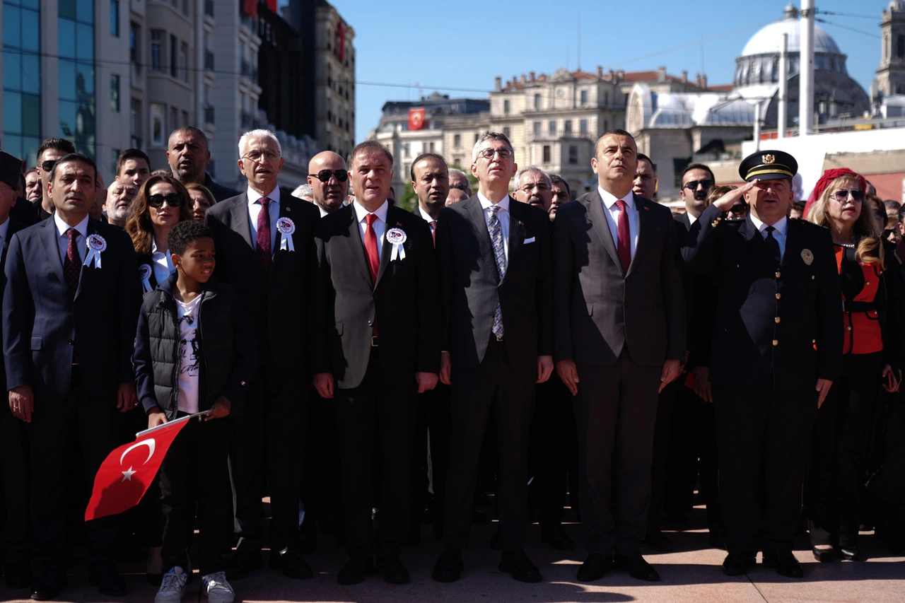 İstanbul'da 19 Mayıs coşkusu Taksim’de yaşandı