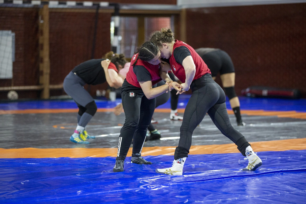 Kadın güreşçiler Bolu’da şampiyonluk için hazırlanıyor