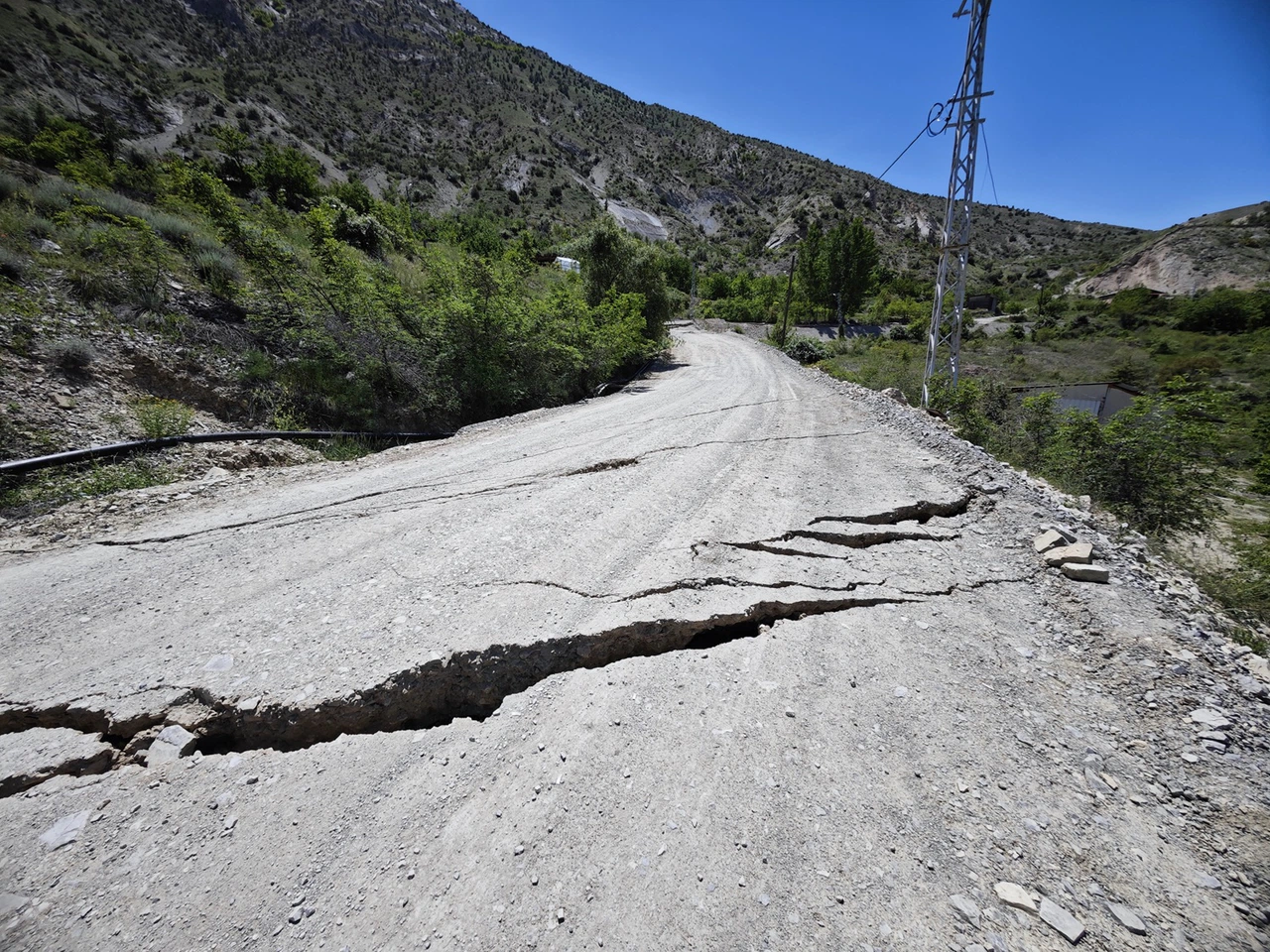 Erzurum Uzundere’de toprak kayması! Ev ve araziler zarar gördü