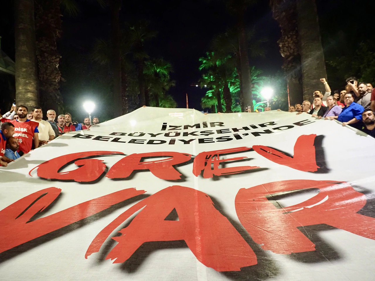 İzmir’de grev başladı, toplu ulaşımda aksamalar yaşanıyor