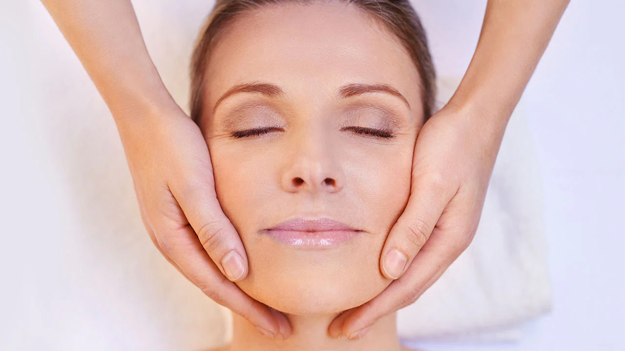 Yüz masajı gerçekten kırışıklıkları azaltabilir mi