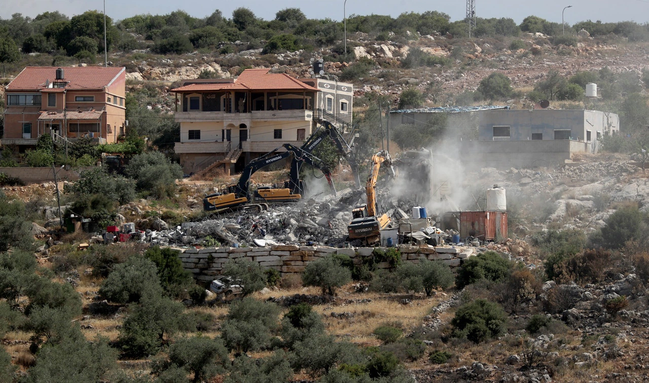 İsrail ordusu Batı Şeria'da iki evi yıktı