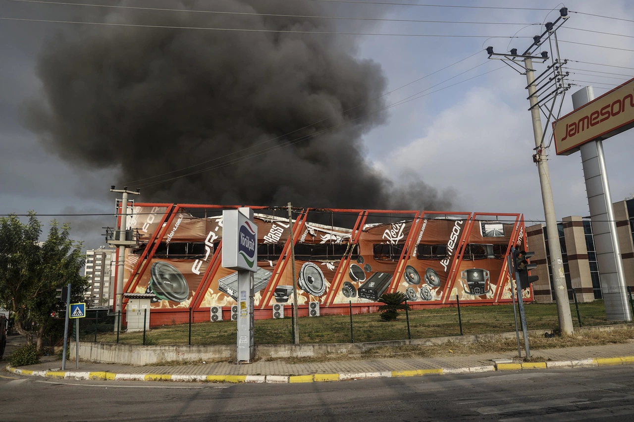 Mersin Toroslar'da fabrikadaki yangın kontrol altına alındı