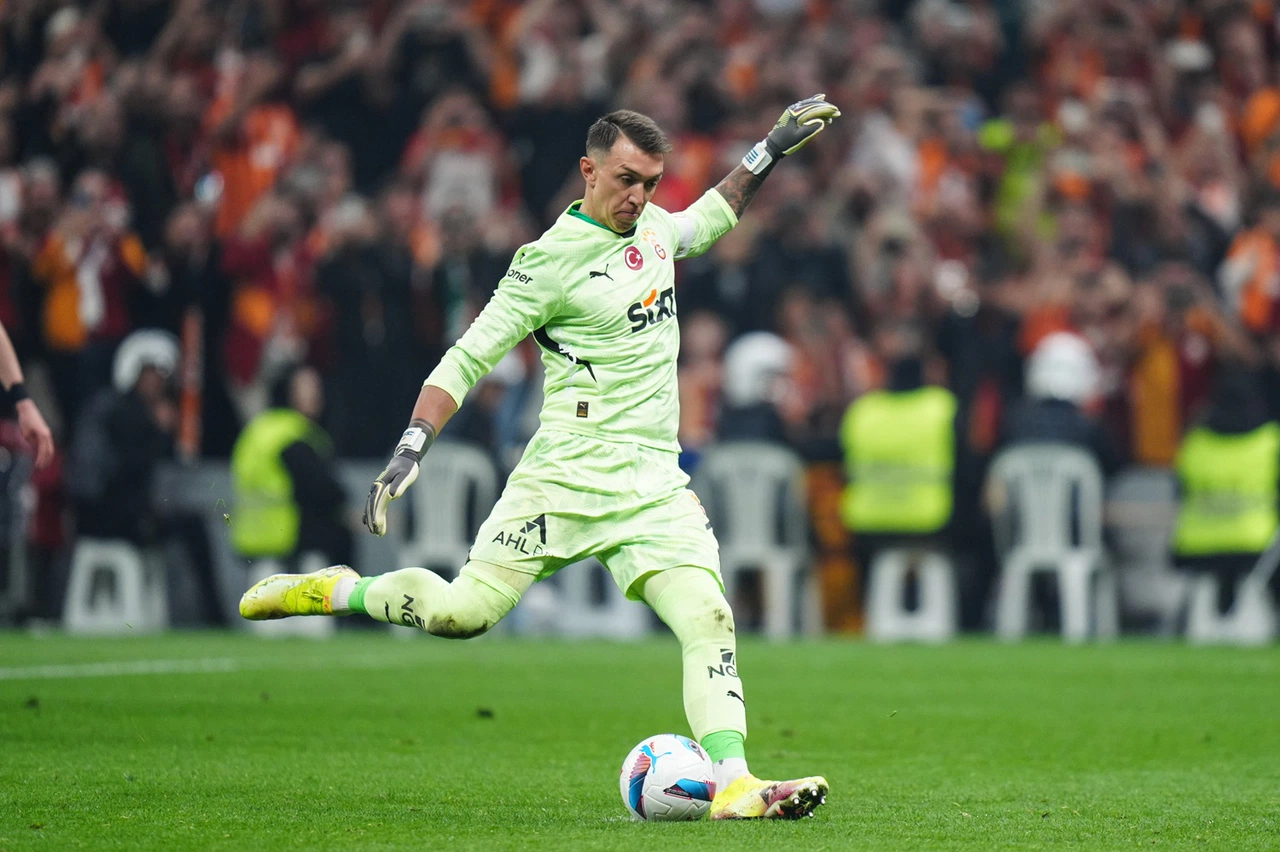 Muslera imza gününde taraftarla bir araya geldi