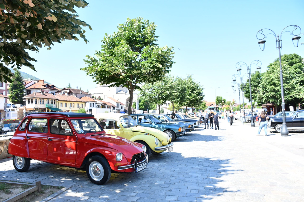 Kosova’da 100 yıllık otomobiller sergilendi