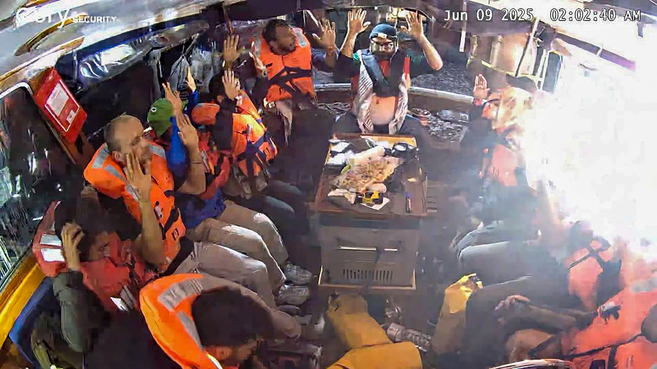 Gazze’ye yardım taşıyan gemiyi İsrail ordusu alıkoydu!