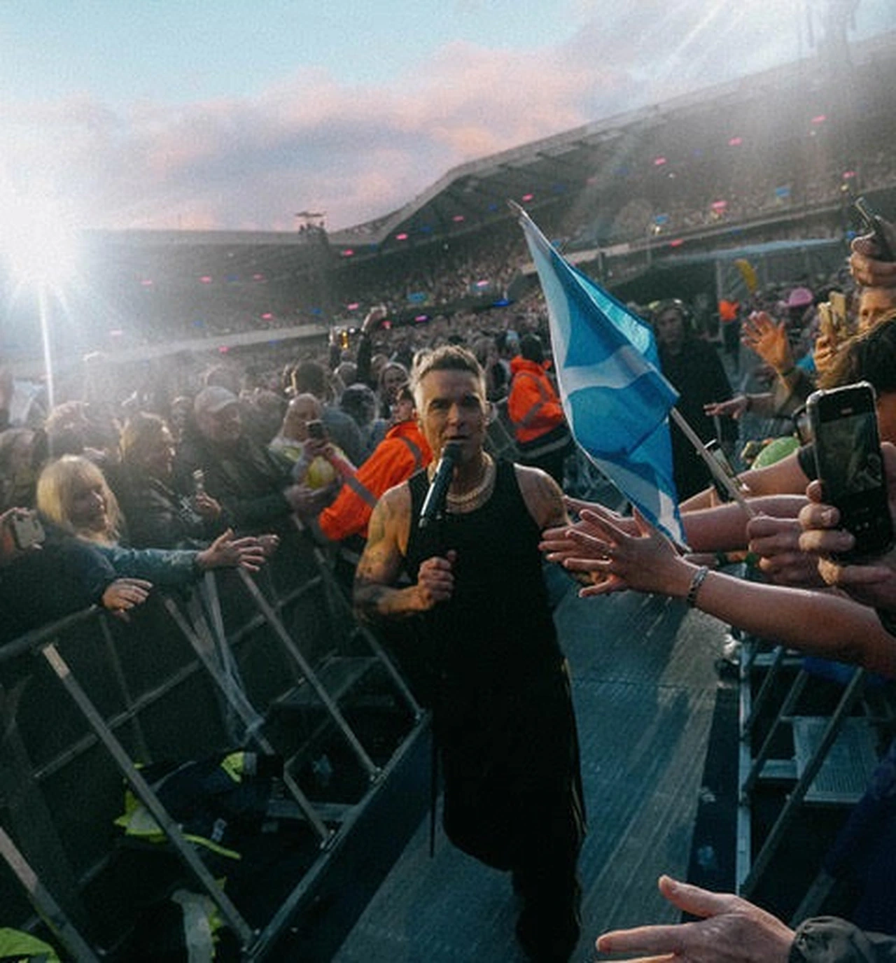 Robbie Williams ilk kez Türkiye’de sahneye çıkacak!