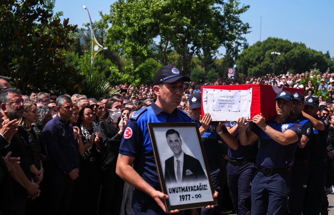 Manisa Ferdi Zeyrek’i gözyaşlarıyla uğurladı