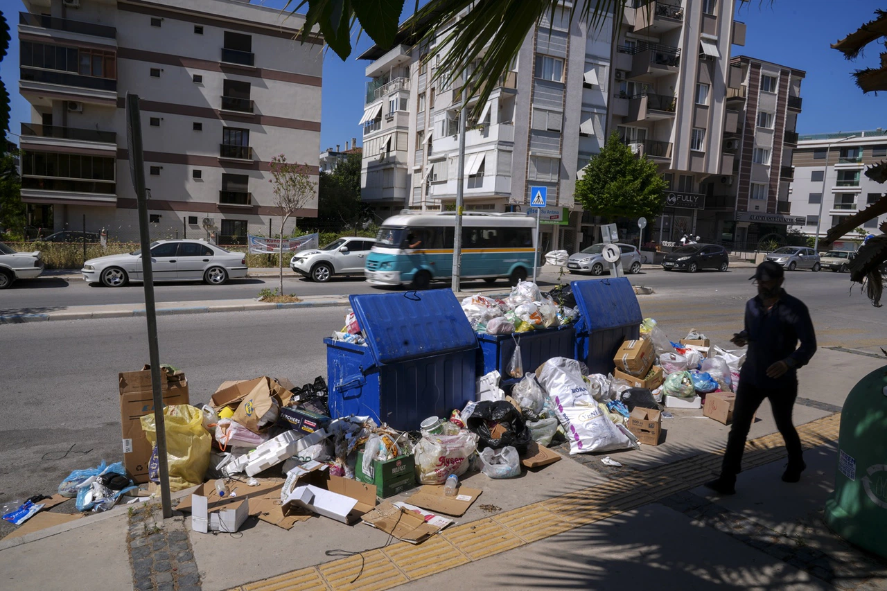 Buca'da Belediye işçileri işi durdurdu, çöp krizi yaşandı