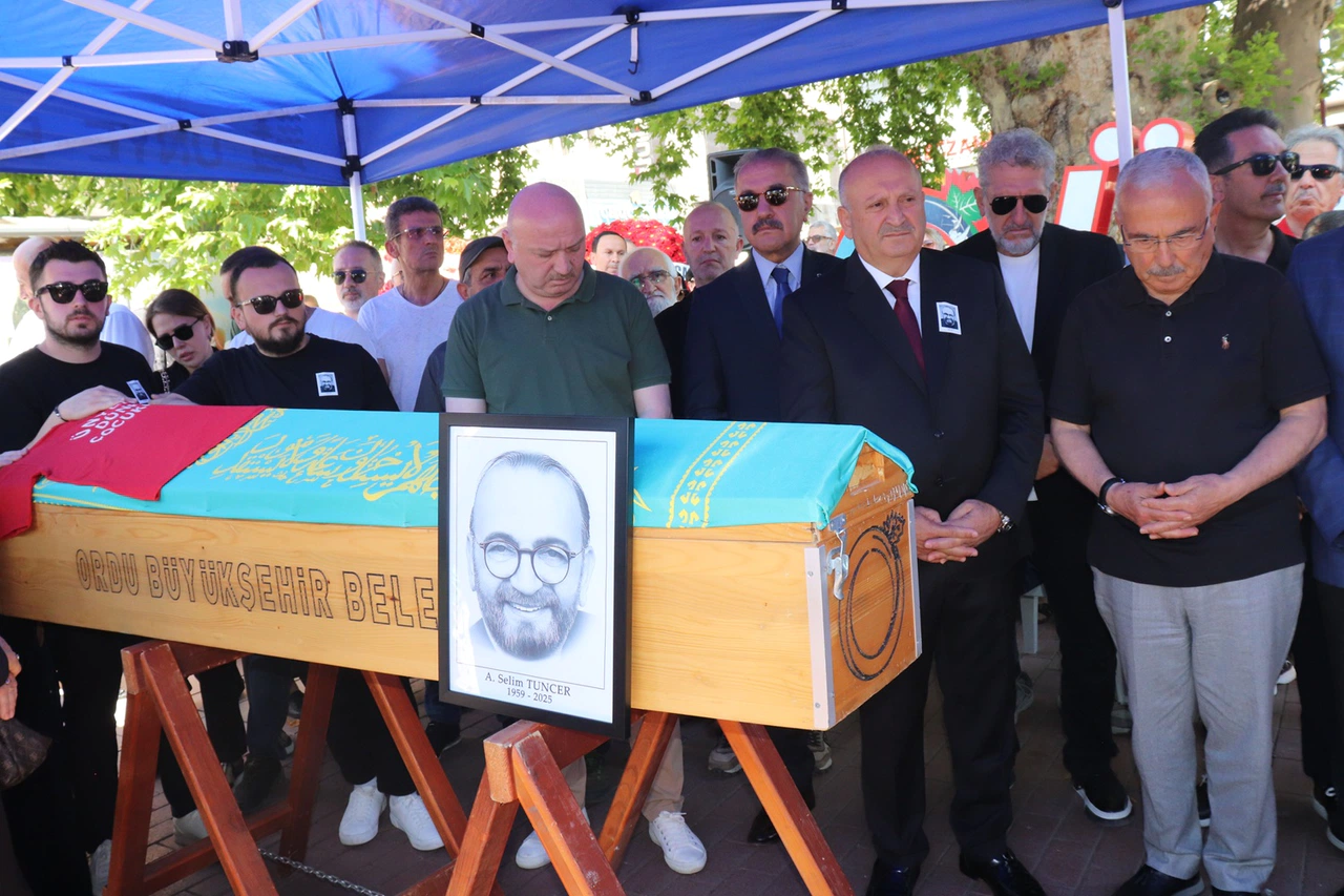 Ünlü yapımcı Tuncer memleketi Ordu’da defnedildi