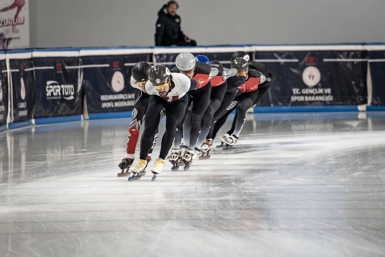 Türk ve Polonyalı patenciler olimpiyat için aynı pistte
