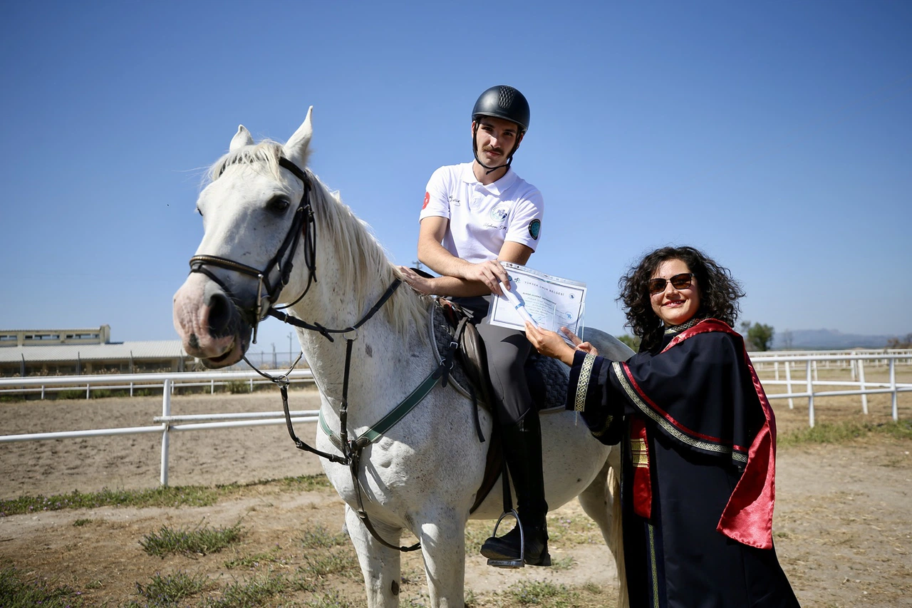 Uludağ Üniversitesi’nde at üstünde mezuniyet