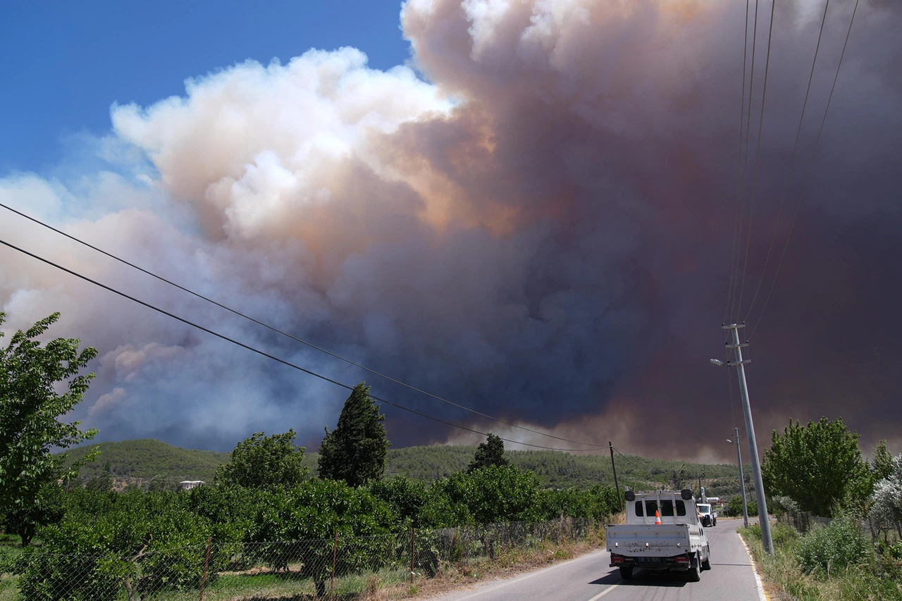 İzmir’de iki ilçeyi etkileyen orman yangını!