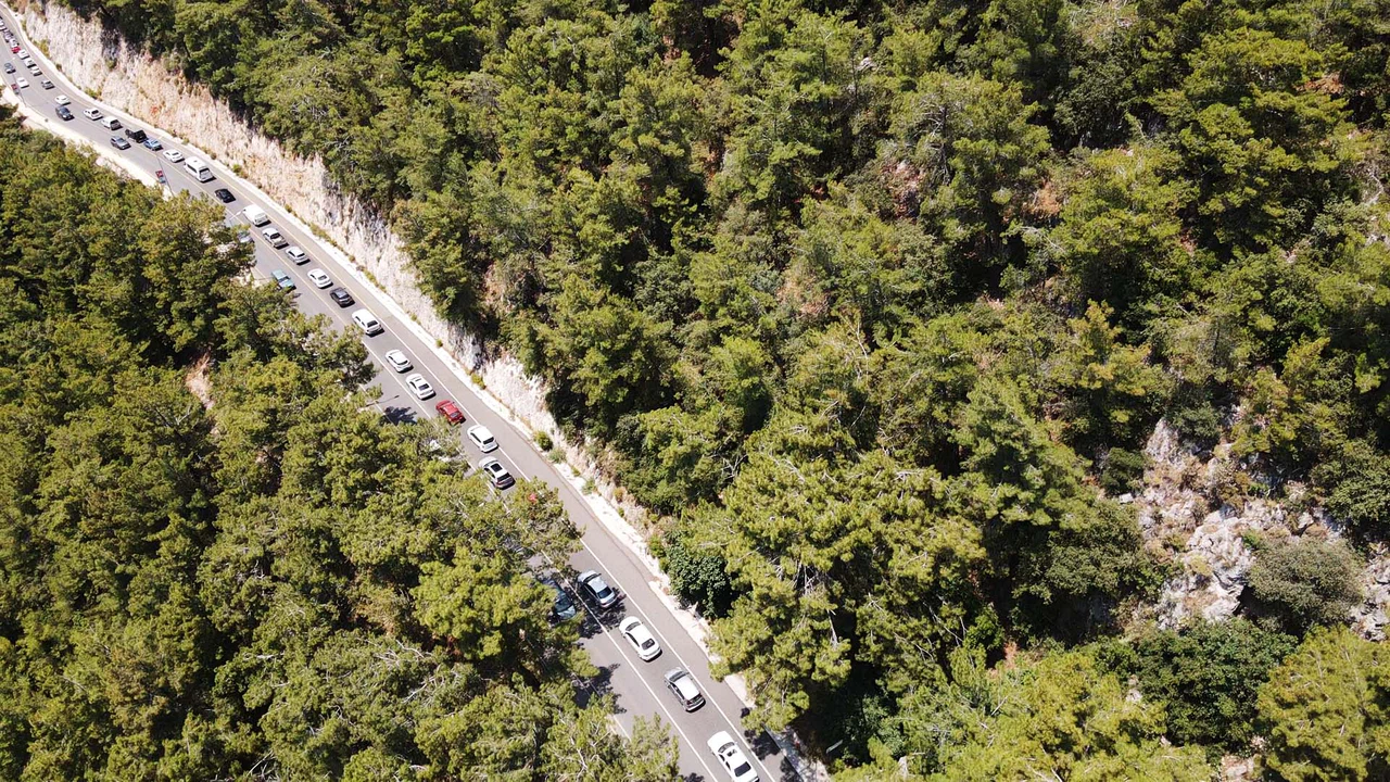 Akyaka'ya ulaşmak trafik nedeniyle saatler sürdü!
