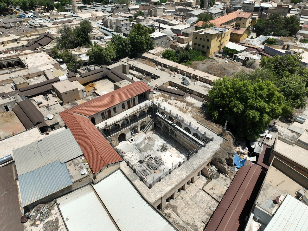 Depremde hasar gören Barutçu Hanı restore ediliyor