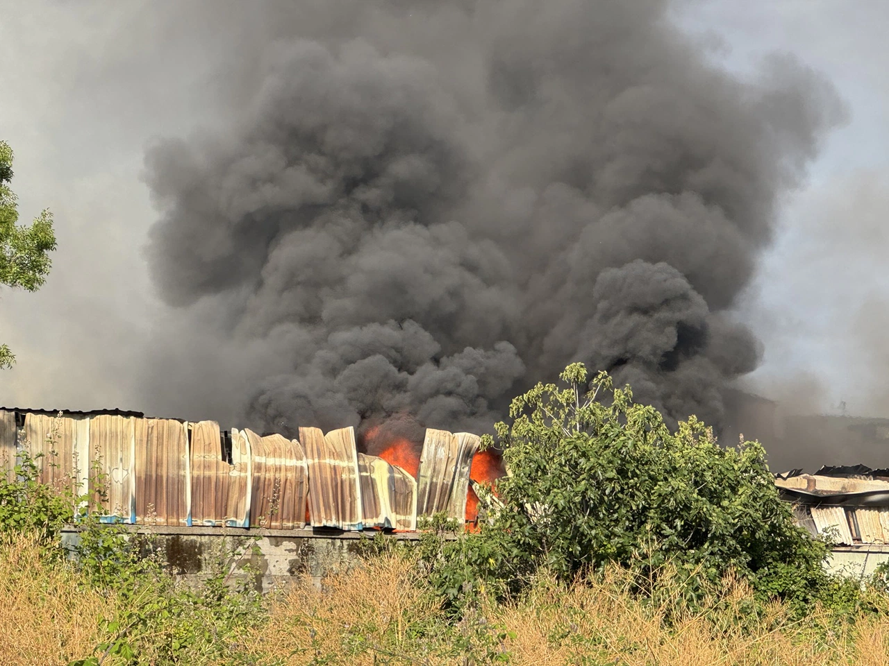 Kocaeli İzmit’te geri dönüşüm tesisinde yangın çıktı