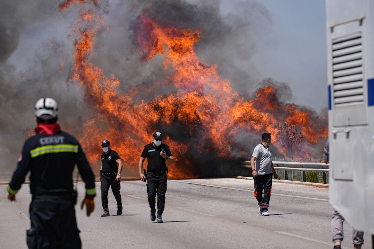 Çeşme’deki yangın ulaşımı etkiledi, otoyol trafiğe kapatıldı