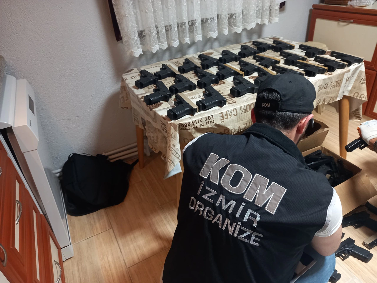 İzmir'de silah kaçakçılığı operasyonu