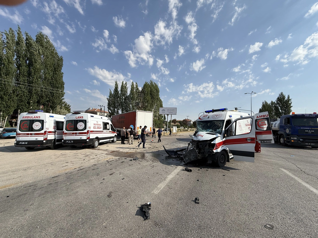 Ankara’da ambulans ve tır kavşakta çarpıştı