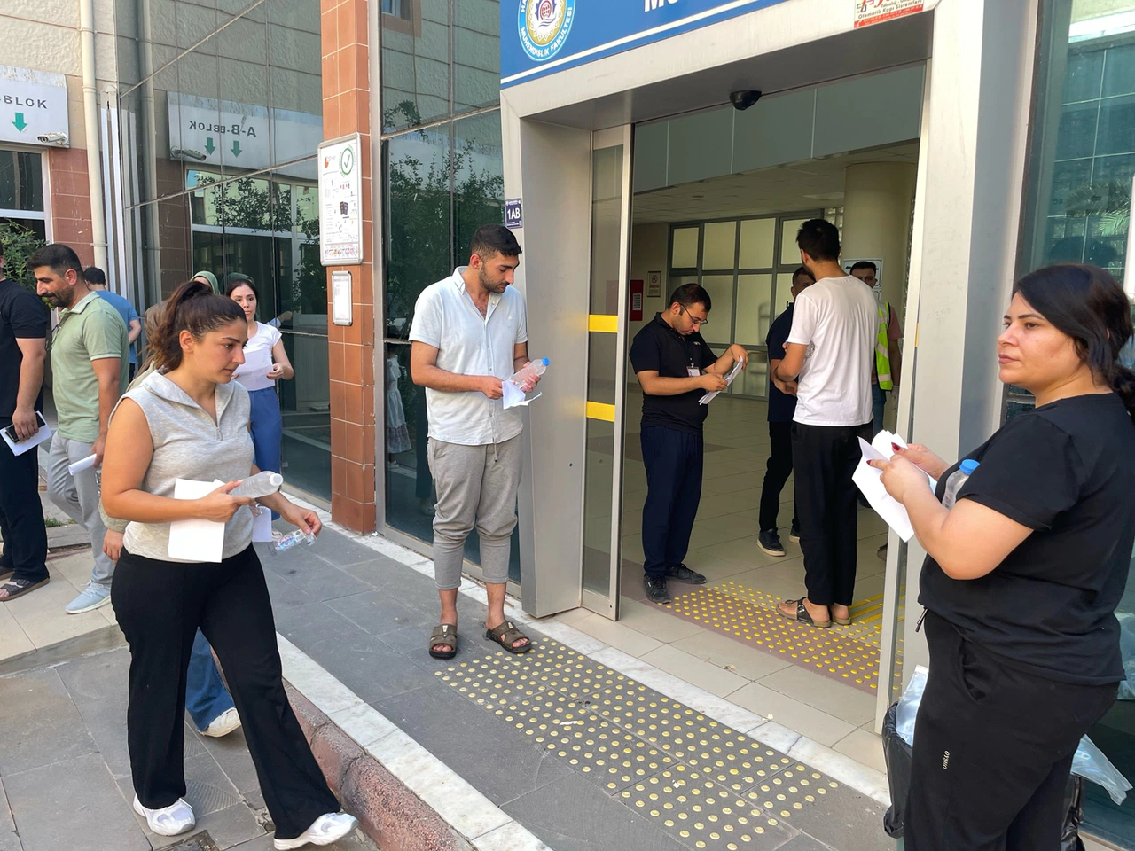 MEB Akademi Giriş Sınavı başladı, binlerce aday salondaydı