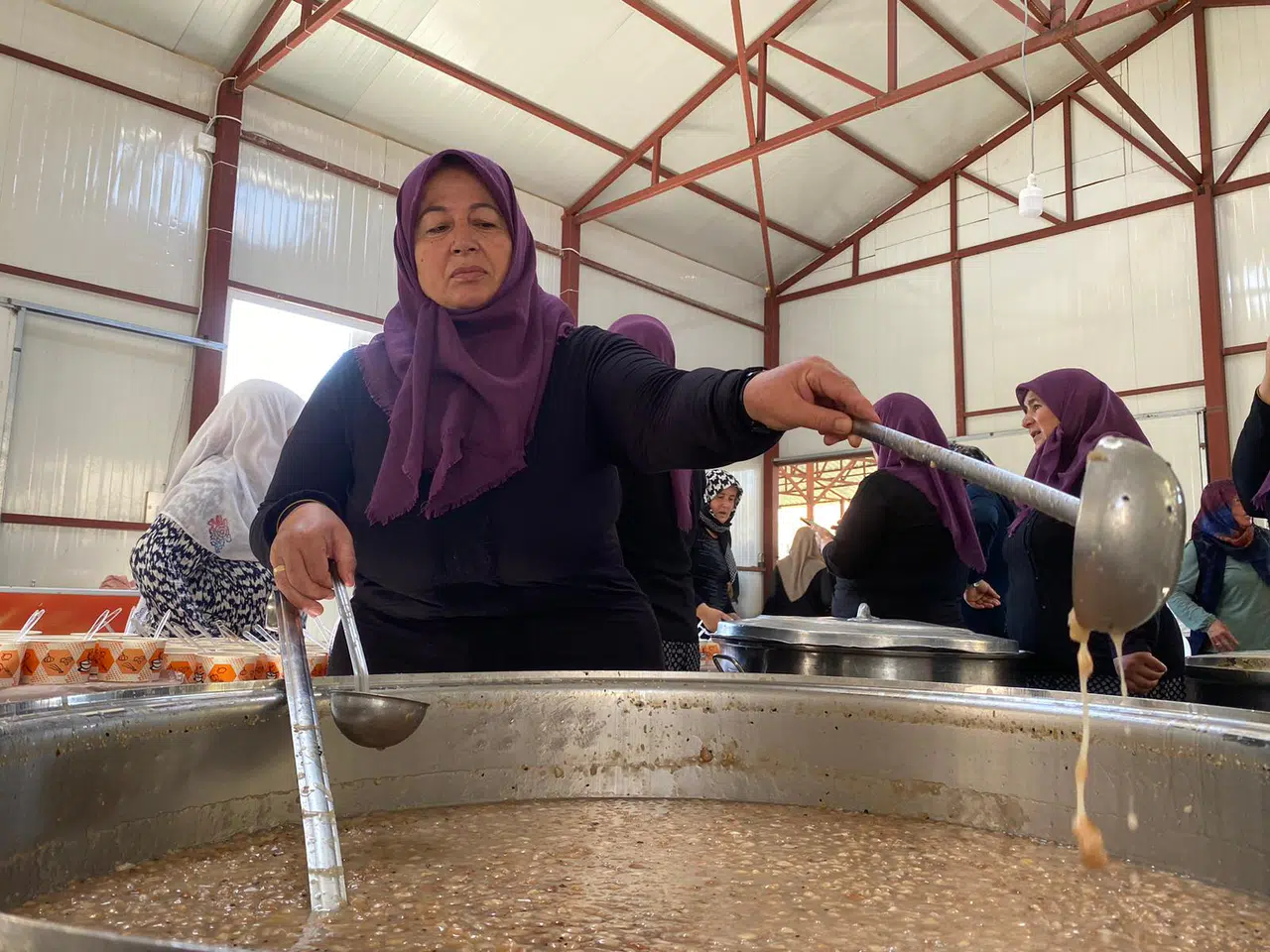 Elmalı’da imece geleneğiyle 3 bin kişilik aşure ikramı