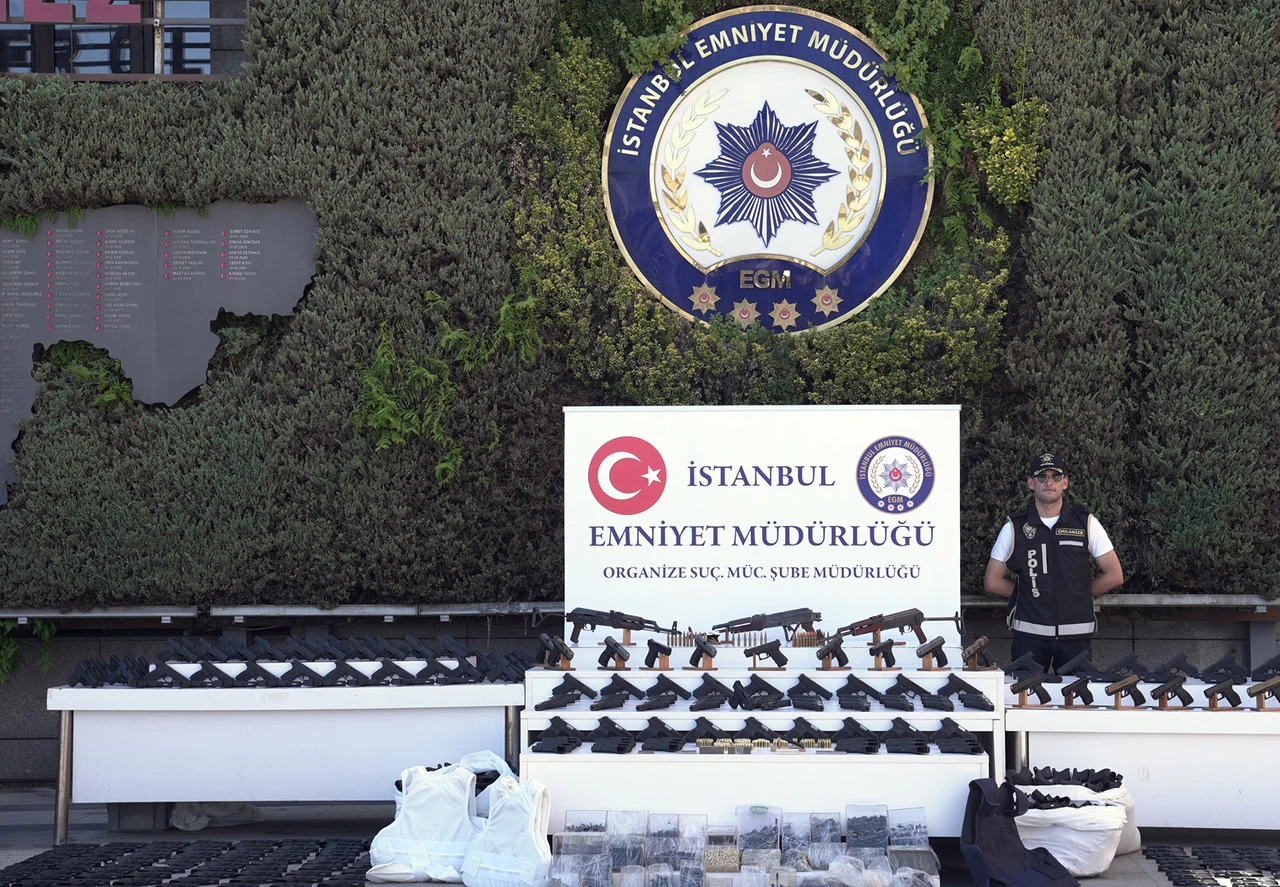 İstanbul'da organize suçtan 214 tabanca ele geçirildi