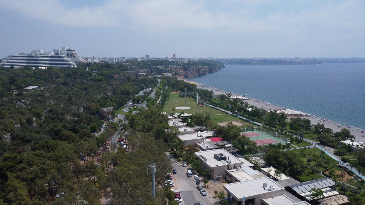 Antalya'da nem yüzde 81'e ulaştı, sahiller doldu