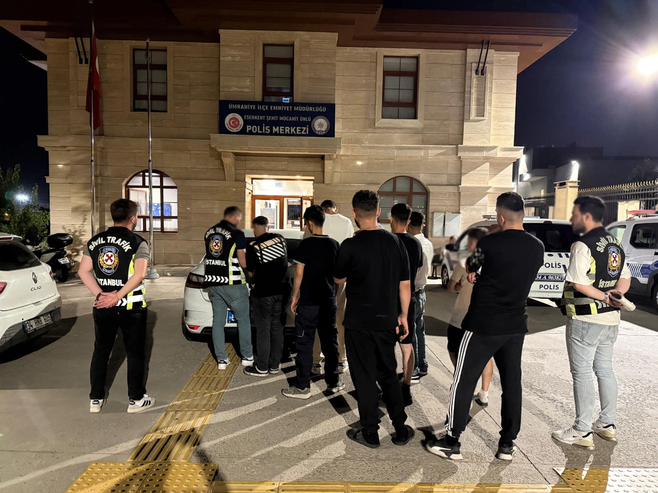 Trafikte konvoy yapan 9 kişiye 165 bin lira ceza