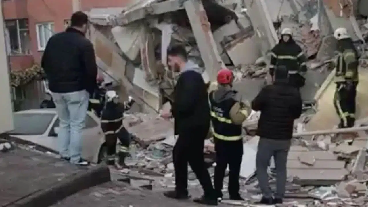 Kocaeli Gebze'de 6 Katlı Bina Çöktü, Arama-Kurtarma Çalışmaları Devam Ediyor