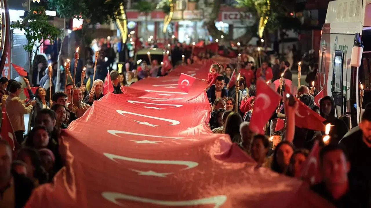 200 Metrelik Bayrakla Cumhuriyet Yürüyüşü