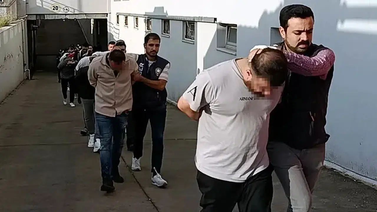 Adana'da 'Sazan Sarmalı' Şebekesi Çökertildi: 7 Milyon Lira Dolandırıcılık