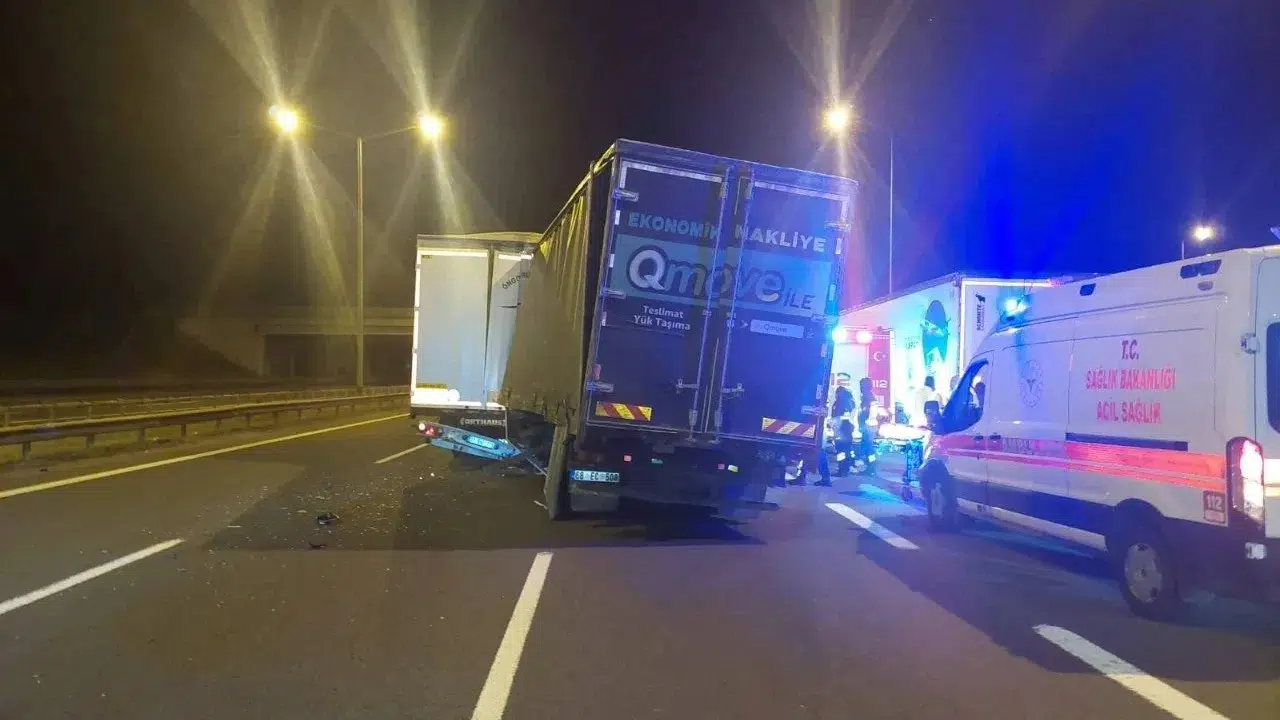 Bolu'da Tıra Çarpan Kamyonun Sürücüsü Hayatını Kaybetti