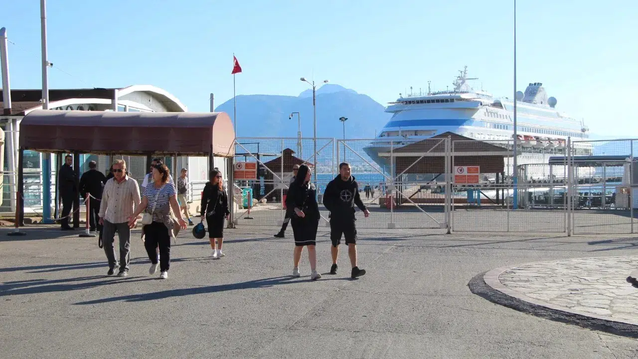 Palau Bayraklı Kruvaziyer "Astoria Grande" Alanya'ya Demirledi