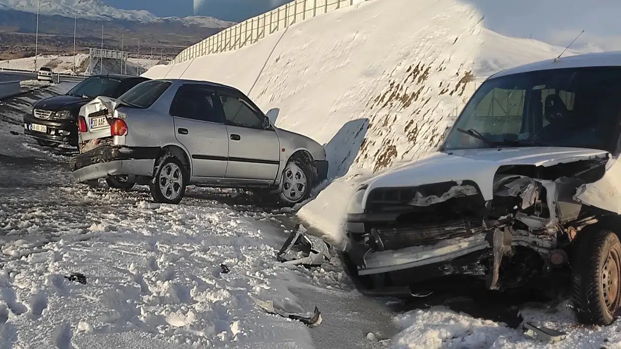 Buzlanma Nedeniyle Zincirleme Kaza: 5 Yaralı