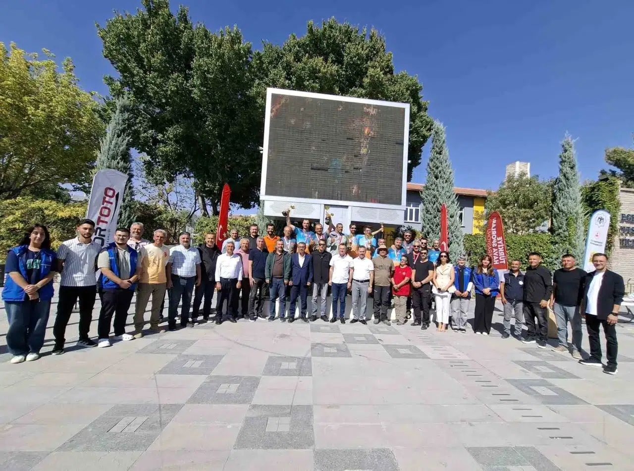 Karapınar’da Uluslararası Yelkenkanat Şampiyonası Ödül Töreni Gerçekleştirildi