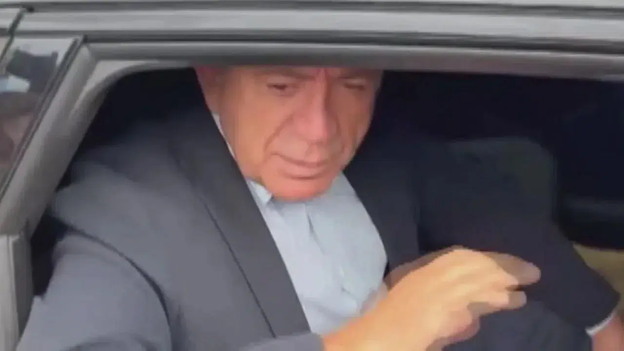 Gürsel Tekin, CHP İstanbul İl Başkanlığı Binasını Terk Etti