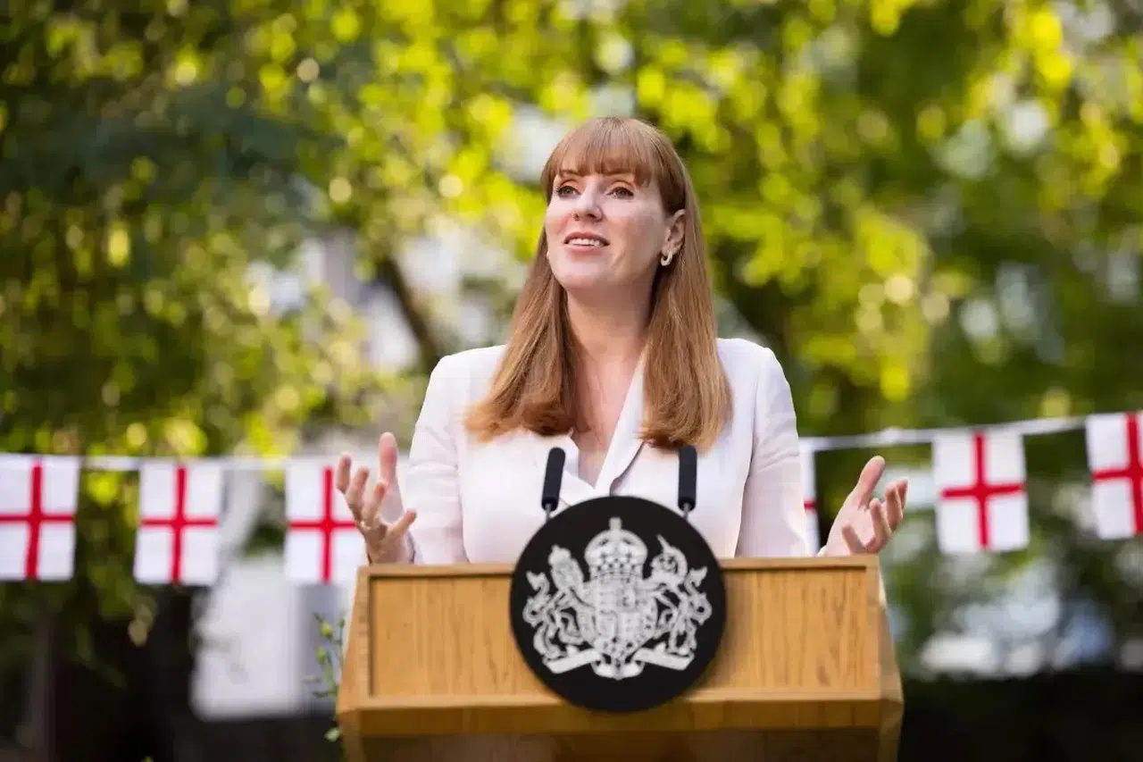 İngiltere Başbakan Yardımcısı Angela Rayner, Vergi Sorunları Nedeniyle İstifa Etti