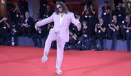 Jason Momoa, Venedik Kırmızı Halısında Pembe Terlikleriyle Dikkat Çekti