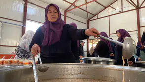 Elmalı’da imece geleneğiyle 3 bin kişilik aşure ikramı