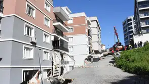 İzmir Menemen'de Yağış Sonrası İstitat Duvarı Çöktü, İki Bina ve Altı Araç Hasar Gördü