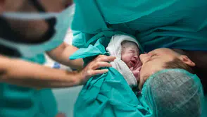 Oxford'da Ebe Panikleyince Baba Kendi Bebeğini Doğurdu Mu?