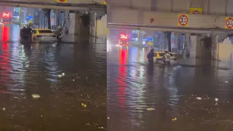 Fatih'te Sağanak Yağış Sonrası Alt Geçitte Mahsur Kalan Sürücü Kurtarıldı
