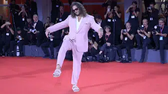 Jason Momoa, Venedik Kırmızı Halısında Pembe Terlikleriyle Dikkat Çekti
