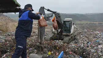 Tarsus'ta Zabıta Ekipleri Sağlıksız Gıda Ürünlerini İmha Etti