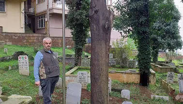 Hüseyin Avni Aker’in Kabri Başında Bayrak Dalgalanıyor: Vefa Duygusu Nasıl Gelişiyor?