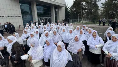 Erdoğan'ın Davetiyle TBMM'ye Gelen Zeynep Akgün ve Kadınlar Dikkat Çekti