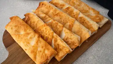 Çıtır çıtır pastırmalı paçanga böreği nasıl yapılır?