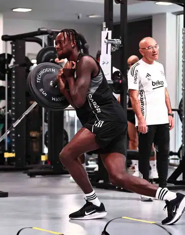 Beşiktaş günün ilk çalışmasını salonda yaptı